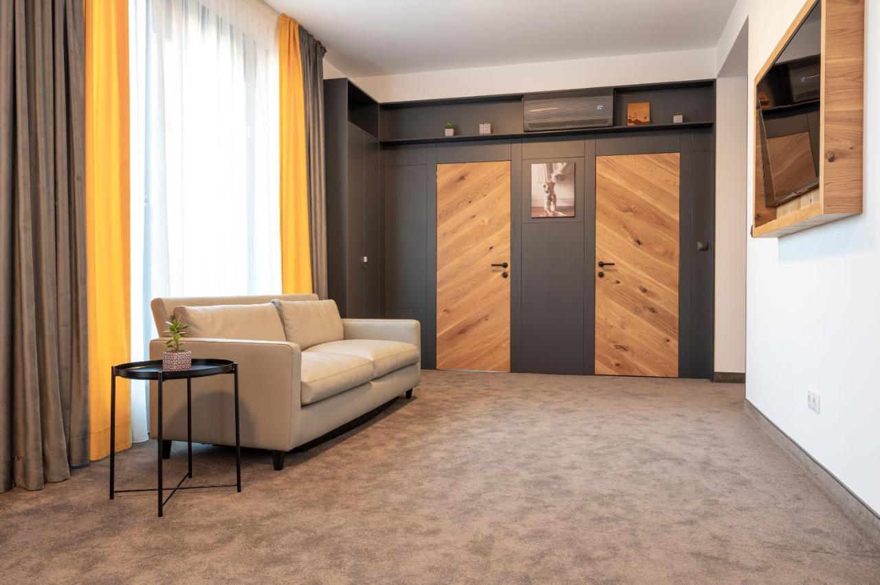 Calvin Aparthotel Oradea Luaran gambar